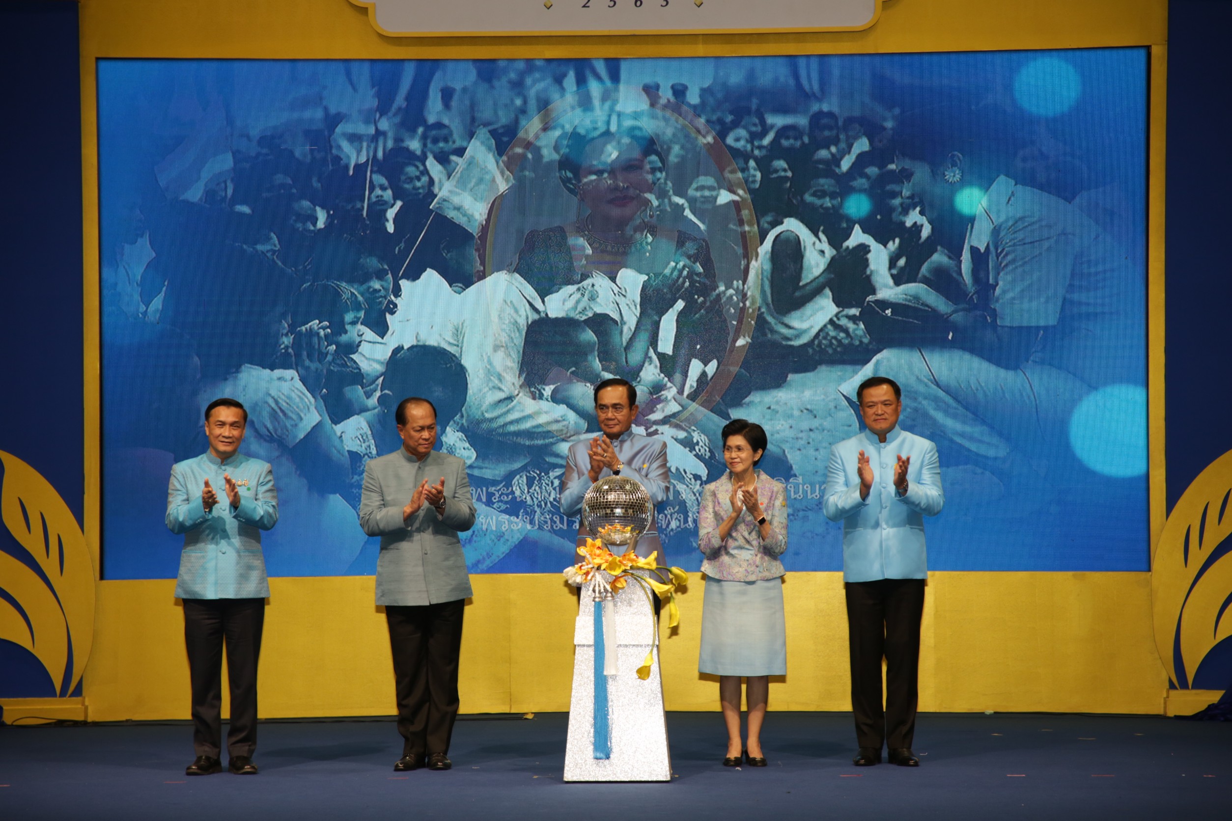 ภาพบรรยากาศงานพิธีเปิดงานศิลปาชีพ ประทีบไทย OTOP ก้าวไกลด้วยพระบารมี 2563
