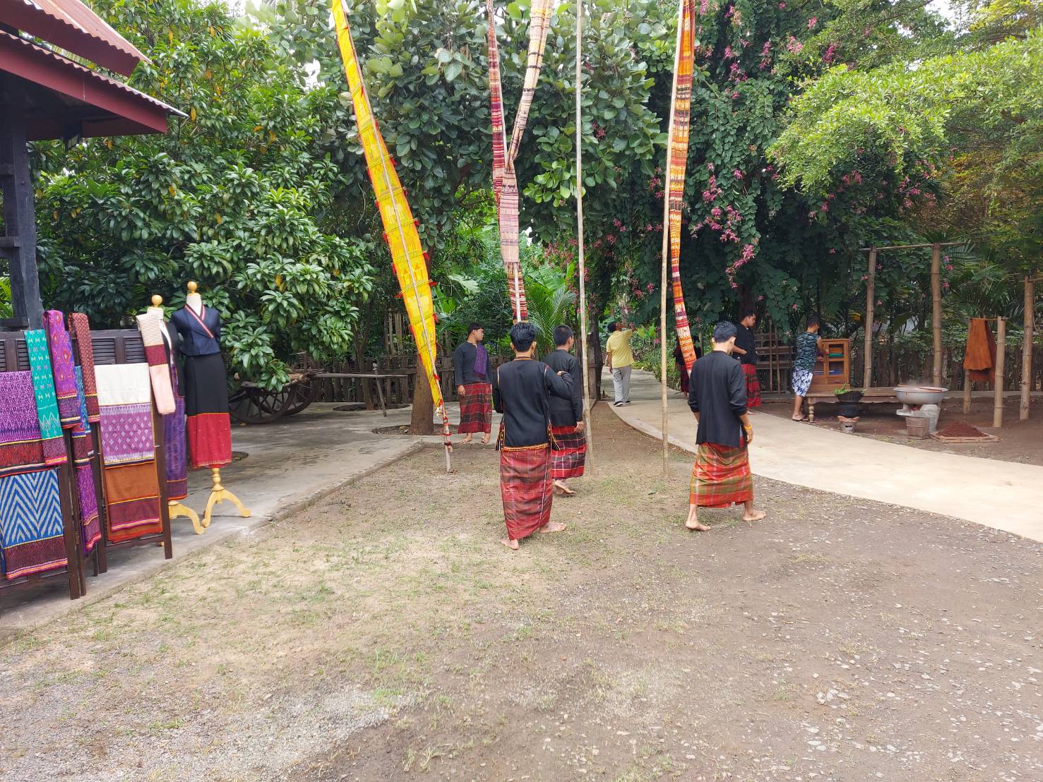 ติดตามสนับสนุนการดำเนินงาน ผู้ผลิต ผู้ประกอบการ OTOP กลุ่มเป้าหมายประเภทผ้า