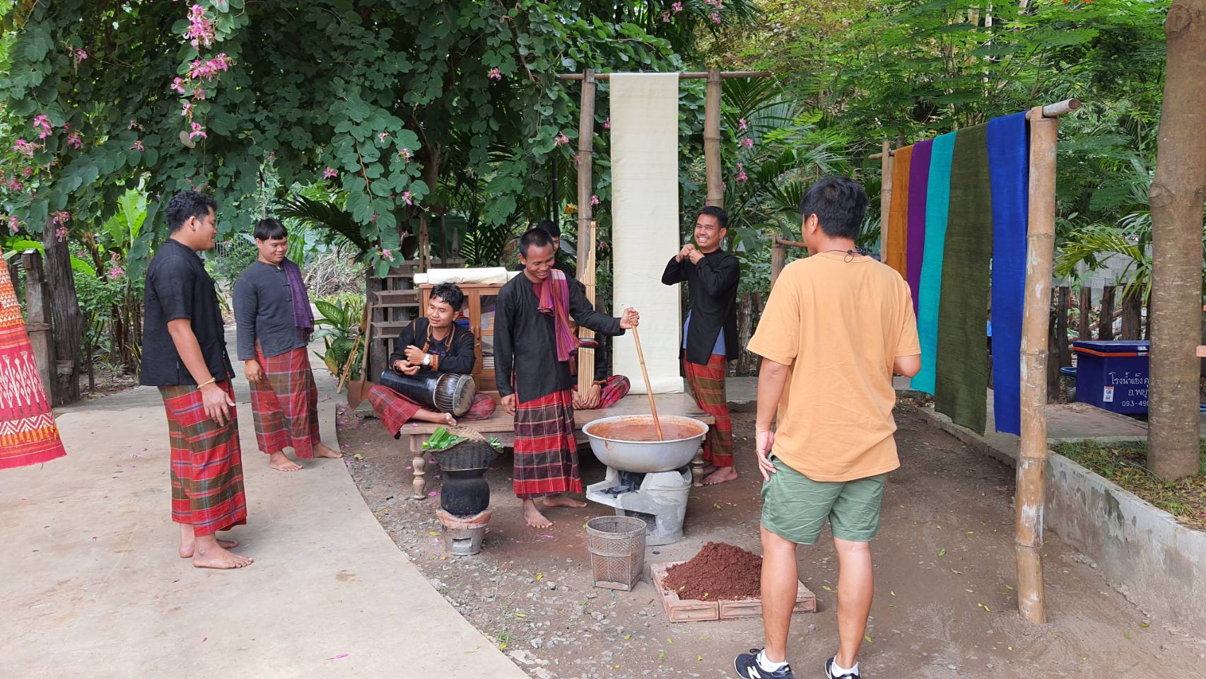 ติดตามสนับสนุนการดำเนินงาน ผู้ผลิต ผู้ประกอบการ OTOP กลุ่มเป้าหมายประเภทผ้า
