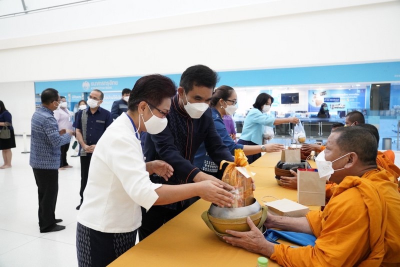 อธิบดี พช. นำคณะผู้บริหารและเจ้าหน้าที่ร่วมทำบุญตักบาตร เพื่อความเป็นสิริมงคลและเป็นการสืบสานรักษา สืบทอดวัฒนธรรมอันดีงามของชาวพุทธ