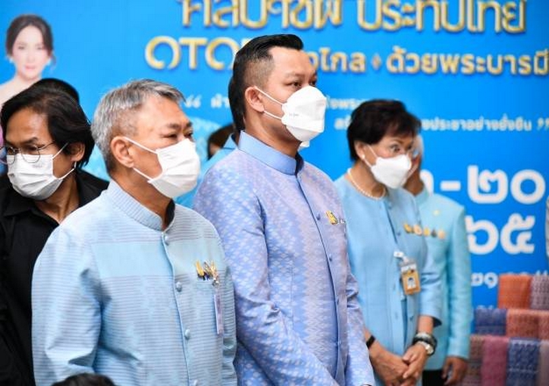 พช. ร่วมประชาสัมพันธ์งาน “ศิลปาชีพประทีปไทย OTOP ก้าวไกลด้วยพระบารมี ปี 2565” นายกฯ ชื่นชมผลิตภัณฑ์ผ้าไทย-สินค้า OTOP ผลงานหัตถศิลป์ทั่วไทย