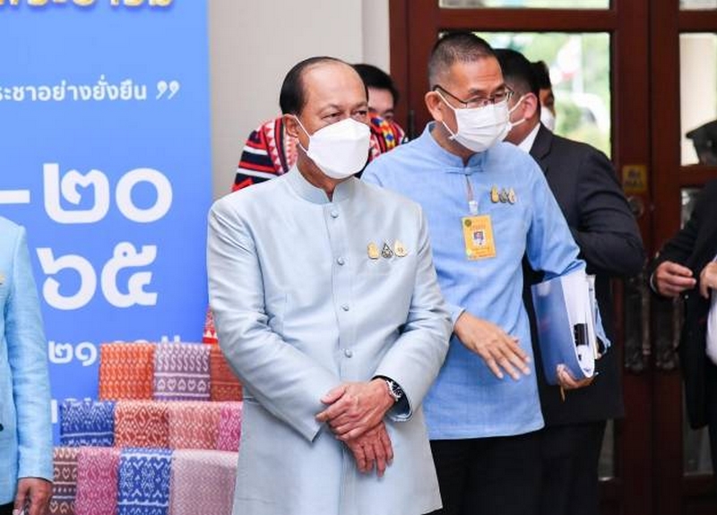 พช. ร่วมประชาสัมพันธ์งาน “ศิลปาชีพประทีปไทย OTOP ก้าวไกลด้วยพระบารมี ปี 2565” นายกฯ ชื่นชมผลิตภัณฑ์ผ้าไทย-สินค้า OTOP ผลงานหัตถศิลป์ทั่วไทย