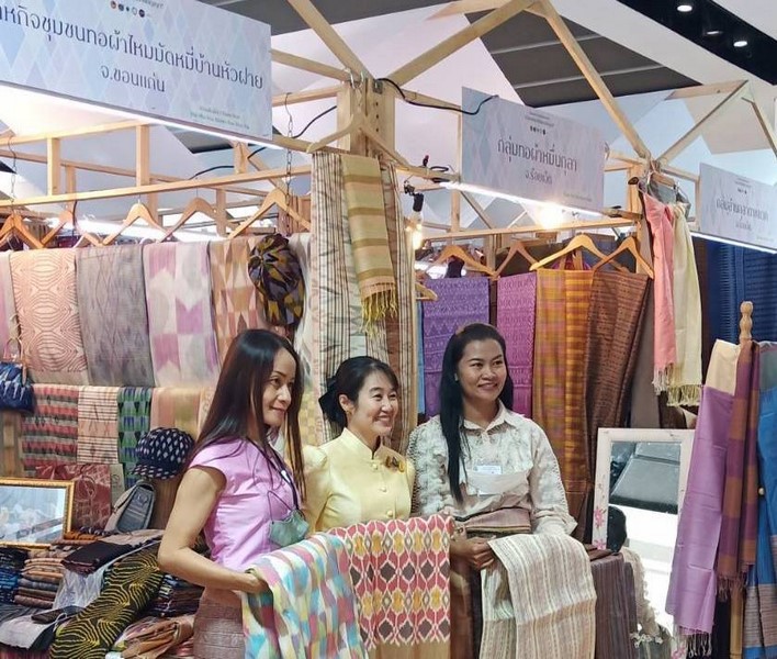 ผ้าไทย ปังมาก !! อธิบดีกรมการพัฒนาชุมชน และประธานแม่บ้านพัฒนาชุมชน เยี่ยมชมบูธผลิตภัณฑ์ผ้า จากโครงการประกวด “ผ้าลายขิดนารีรัตนราชกัญญา” ทำได้รายวันละกว่าห้าแสนบาท