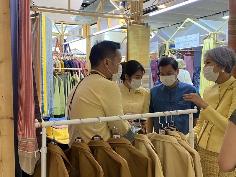 ผ้าไทย ปังมาก !! อธิบดีกรมการพัฒนาชุมชน และประธานแม่บ้านพัฒนาชุมชน เยี่ยมชมบูธผลิตภัณฑ์ผ้า จากโครงการประกวด “ผ้าลายขิดนารีรัตนราชกัญญา” ทำได้รายวันละกว่าห้าแสนบาท