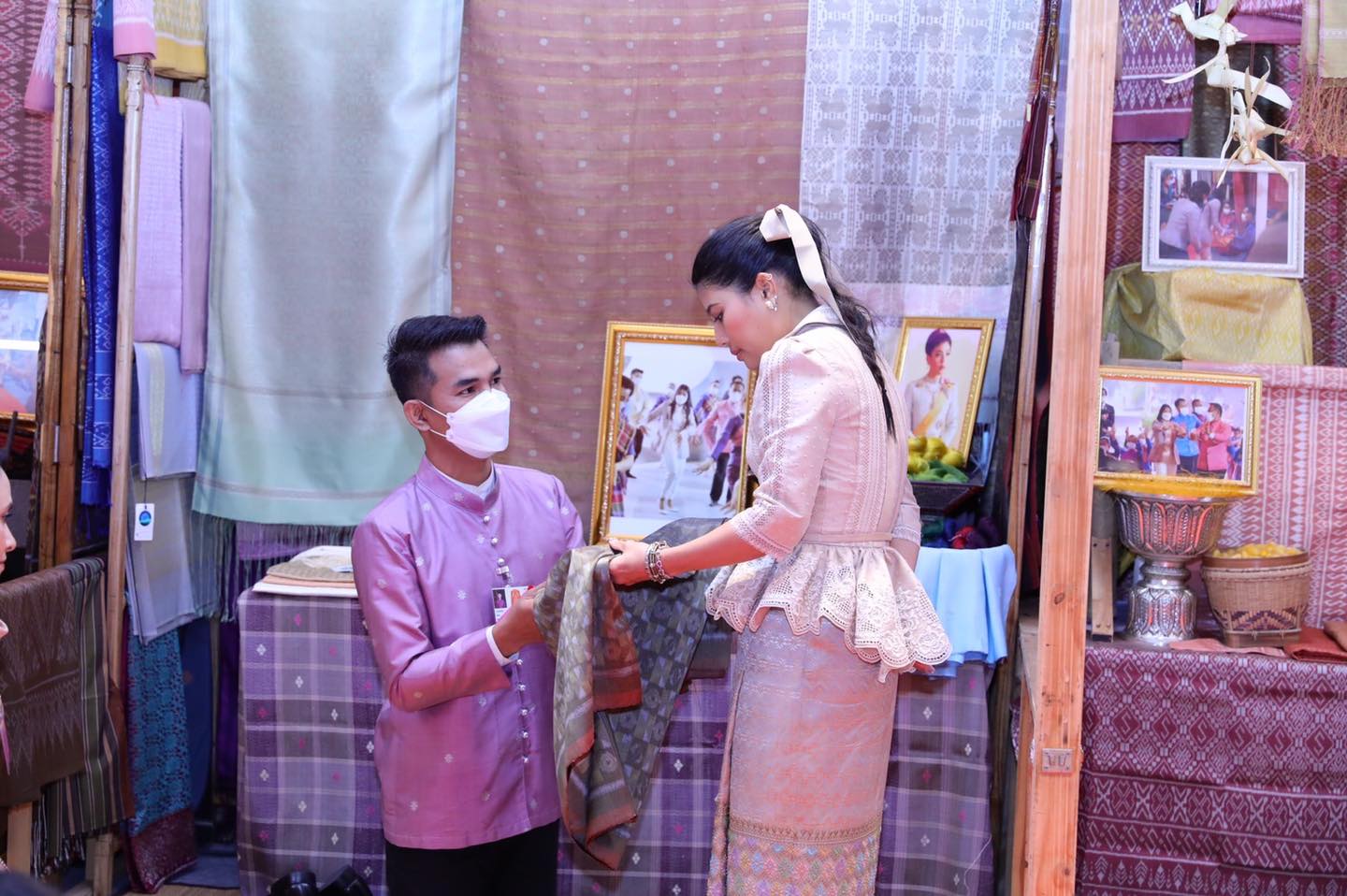 สมเด็จพระเจ้าลูกเธอ เจ้าฟ้าสิริวัณณวรี นารีรัตนราชกัญญา เสด็จไปทรงงานและทอดพระเนตรการจัดแสดงและจำหน่ายผลิตภัณฑ์ผ้าและงานหัตถกรรมชุมชนภาคอีสาน ณ มหาวิทยาลัยเทคโนโลยีราชมงคลอีสาน วิทยาเขตสุรินทร์ และกลุ่มทอผ้ายกทองจันทร์โสมา จังหวัดสุรินทร์