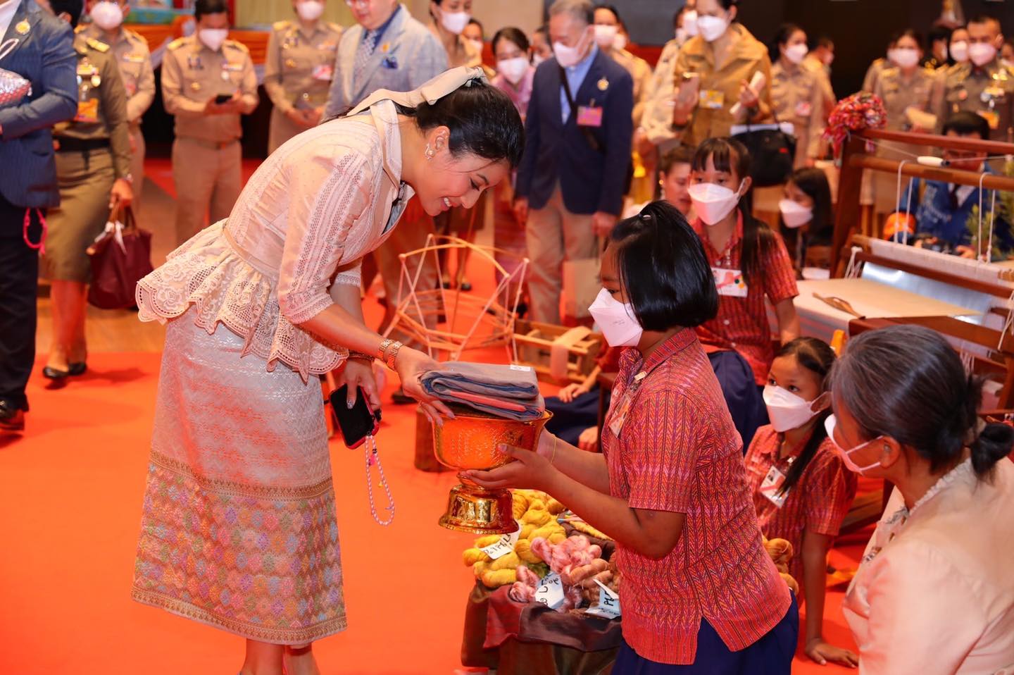 สมเด็จพระเจ้าลูกเธอ เจ้าฟ้าสิริวัณณวรี นารีรัตนราชกัญญา เสด็จไปทรงงานและทอดพระเนตรการจัดแสดงและจำหน่ายผลิตภัณฑ์ผ้าและงานหัตถกรรมชุมชนภาคอีสาน ณ มหาวิทยาลัยเทคโนโลยีราชมงคลอีสาน วิทยาเขตสุรินทร์ และกลุ่มทอผ้ายกทองจันทร์โสมา จังหวัดสุรินทร์