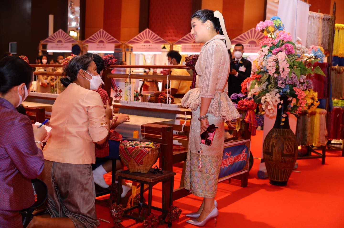สมเด็จพระเจ้าลูกเธอ เจ้าฟ้าสิริวัณณวรี นารีรัตนราชกัญญา เสด็จไปทรงงานและทอดพระเนตรการจัดแสดงและจำหน่ายผลิตภัณฑ์ผ้าและงานหัตถกรรมชุมชนภาคอีสาน ณ มหาวิทยาลัยเทคโนโลยีราชมงคลอีสาน วิทยาเขตสุรินทร์ และกลุ่มทอผ้ายกทองจันทร์โสมา จังหวัดสุรินทร์