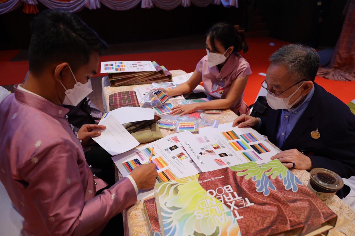 สมเด็จพระเจ้าลูกเธอ เจ้าฟ้าสิริวัณณวรี นารีรัตนราชกัญญา เสด็จไปทรงงานและทอดพระเนตรการจัดแสดงและจำหน่ายผลิตภัณฑ์ผ้าและงานหัตถกรรมชุมชนภาคอีสาน ณ มหาวิทยาลัยเทคโนโลยีราชมงคลอีสาน วิทยาเขตสุรินทร์ และกลุ่มทอผ้ายกทองจันทร์โสมา จังหวัดสุรินทร์