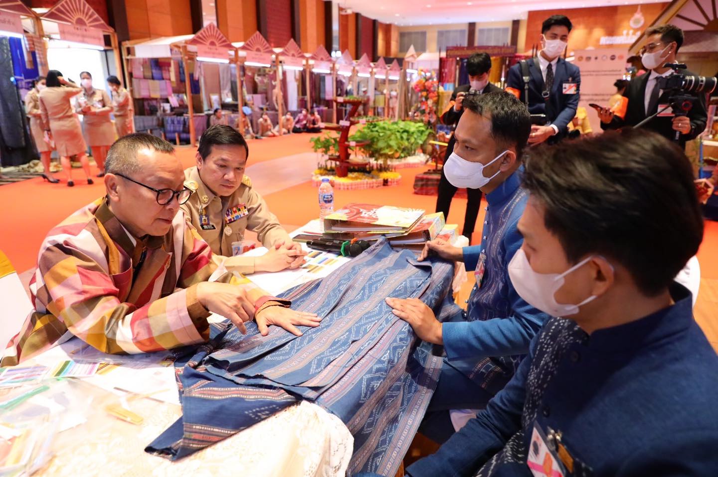 สมเด็จพระเจ้าลูกเธอ เจ้าฟ้าสิริวัณณวรี นารีรัตนราชกัญญา เสด็จไปทรงงานและทอดพระเนตรการจัดแสดงและจำหน่ายผลิตภัณฑ์ผ้าและงานหัตถกรรมชุมชนภาคอีสาน ณ มหาวิทยาลัยเทคโนโลยีราชมงคลอีสาน วิทยาเขตสุรินทร์ และกลุ่มทอผ้ายกทองจันทร์โสมา จังหวัดสุรินทร์