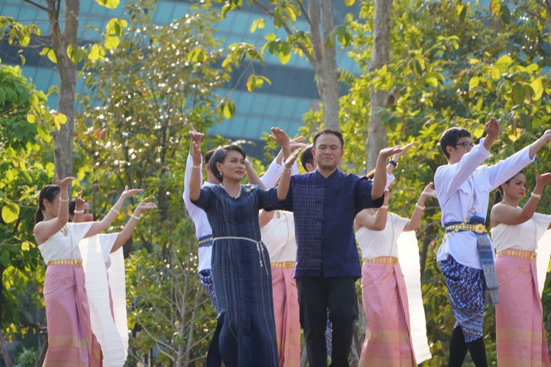 คณะผู้บริหาร พช. ตรวจเยี่ยมให้กำลังใจนักแสดงประกอบเพลง “รำวงมหาดไทยเพื่อคนไทย” เวอร์ชั่น พช.