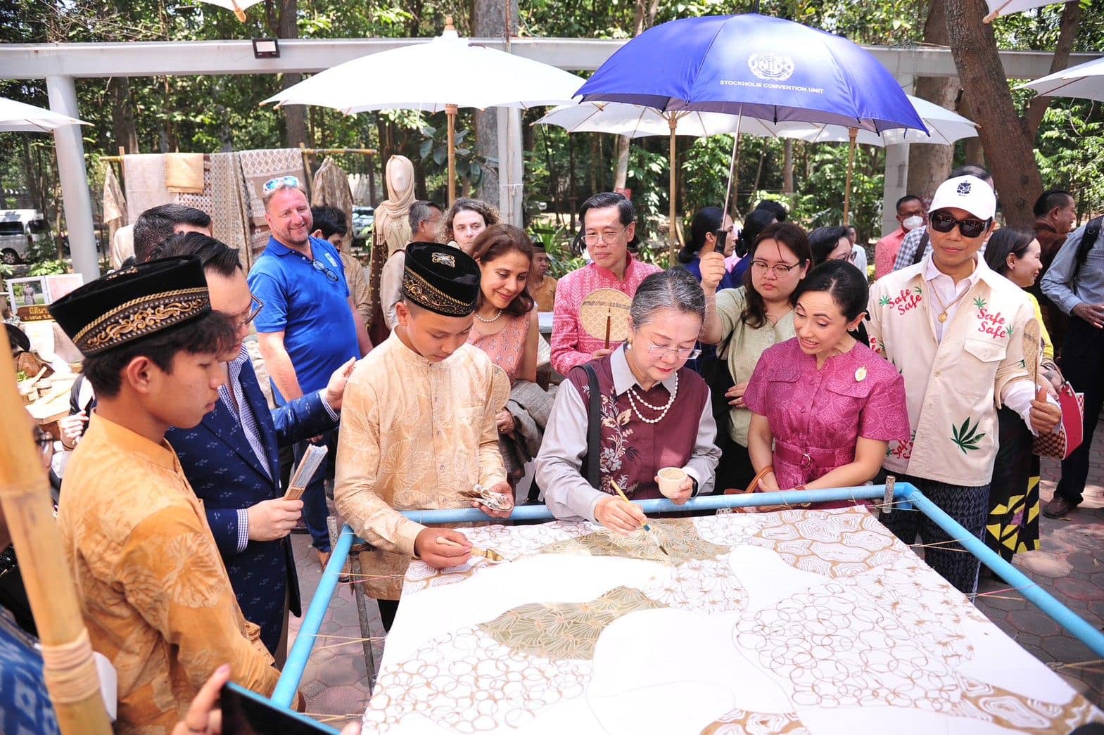 รองเลขาธิการ UN ชื่นชมกระทรวงมหาดไทยน้อมนำแนวพระดำริเจ้าฟ้าสิริวัณณวรีฯ “หมู่บ้านยั่งยืน” และ Fashion Sustainability มุ่งขับเคลื่อนขยายผล Best Practice บ้านโก่งธนู-ดอนกอย สู่หมู่บ้านยั่งยืนทั่วประเทศ พร้อมยกย่องการขับเคลื่อนตามแนวพระดำริสอดคล้องเป้าหมาย SDGs ที่มีคุณภาพ พร้อมจับมือเป็น Partnership เดินหน้าเผยแพร่เป็นตัวอย่างให้กับประเทศอื่น ๆ ในเวทีสหประชาชาติต่อไป