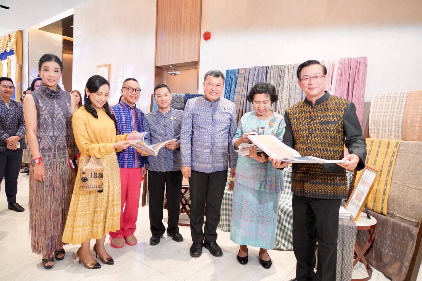 กระทรวงมหาดไทย กรมการพัฒนาชุมชน สมาคมแม่บ้านมหาดไทย จับมือกับบริษัท ทิพยประกันภัย จำกัด (มหาชน) บันทึกข้อตกลงความร่วมมือว่าด้วยการดำเนินโครงการ “ผ้าไทยใส่ให้สนุก”ปลุกกระแสการสวมใส่ผ้าไทย “ชิคแอนด์ชิล ด้วยผ้าไทย ไปกับทิพย”