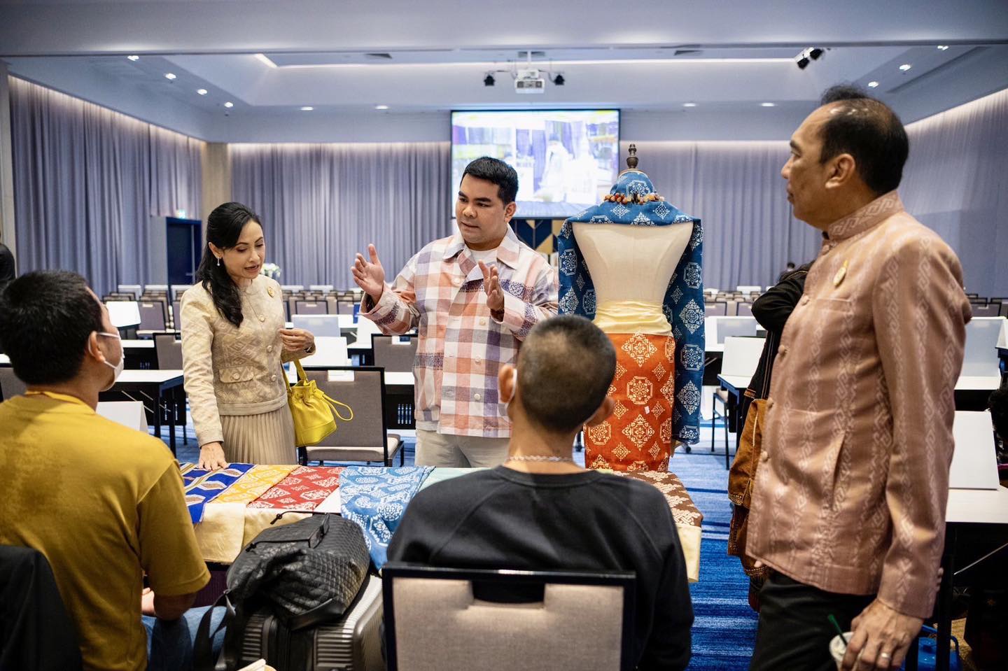 พช. ติวเข้ม  พัฒนาศักยภาพผู้ผลิต ผู้ประกอบการ ประเภทผ้าและหัตถกรรม ภาคตะวันออกเฉียงเหนือ