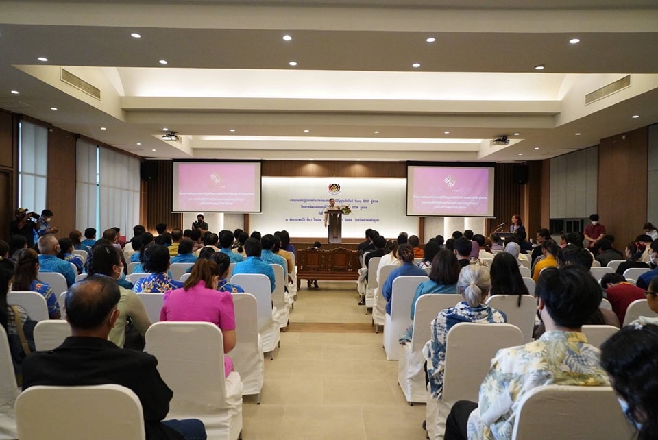กรมการพัฒนาชุมชน สนับสนุนเยาวชนรุ่นใหม่สร้างสรรค์ผลงานพัฒนาต่อยอดภูมิปัญญาผลิตภัณฑ์ OTOP สู่สากล