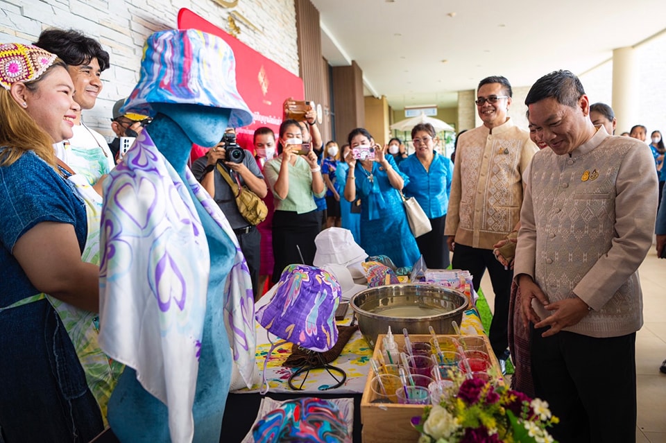 กรมการพัฒนาชุมชน สนับสนุนเยาวชนรุ่นใหม่สร้างสรรค์ผลงานพัฒนาต่อยอดภูมิปัญญาผลิตภัณฑ์ OTOP สู่สากล