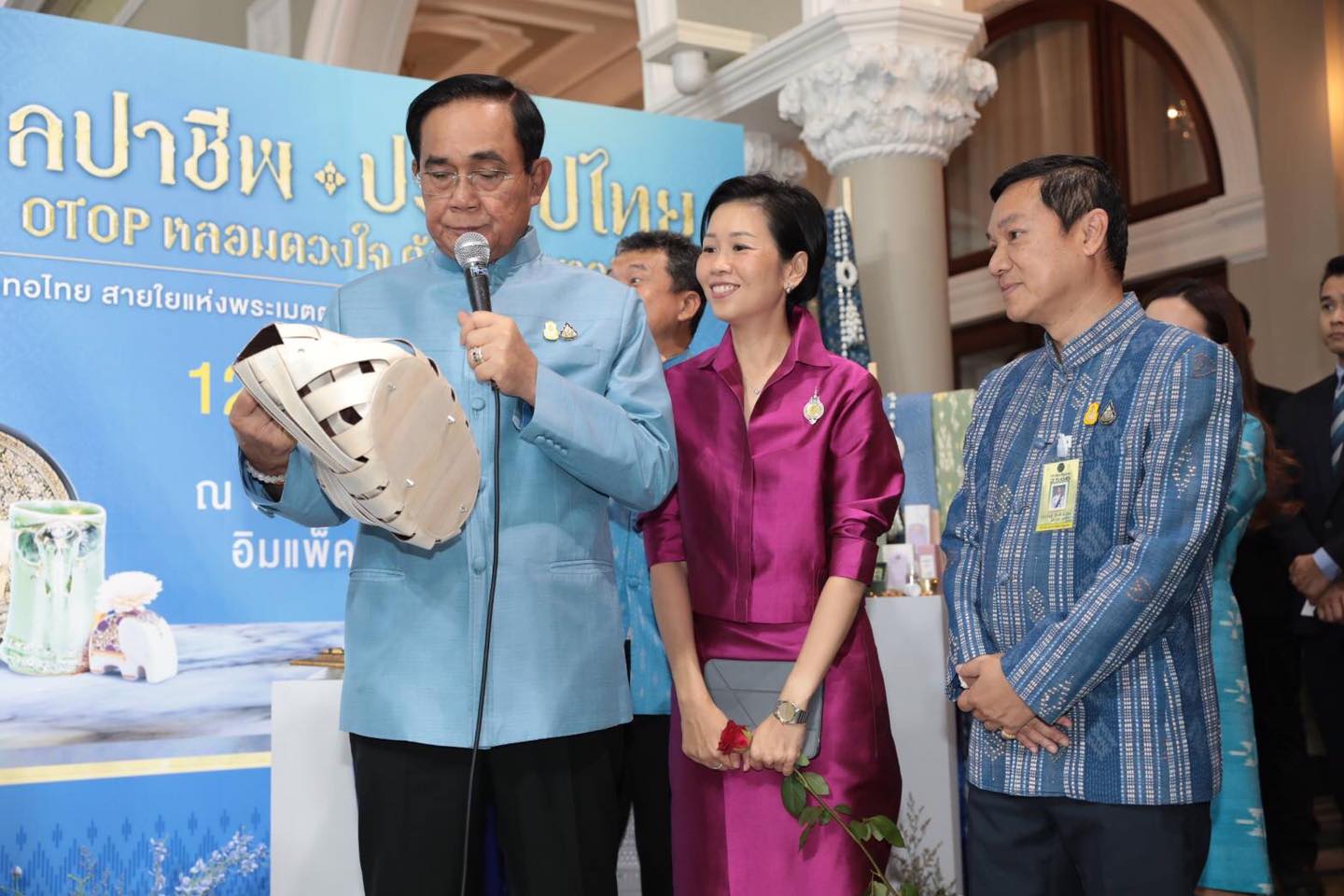 นายกรัฐมนตรี ชื่นชมผ้าไทย สินค้า OTOP พร้อมเชิญชวนคนไทยชมและเลือกซื้อ ผลงานหัตถศิลป์อันทรงคุณค่า พร้อมอร่อยล้ำกับ OTOP ชวนชิม ในงานศิลปาชีพประทีปไทย OTOP หลอมดวงใจ ด้วยพระบารมี 12–20 สิงหาคมนี้ ณ อาคารชาเลนเจอร์ 1-3 อิมแพค เมืองทองธานี
