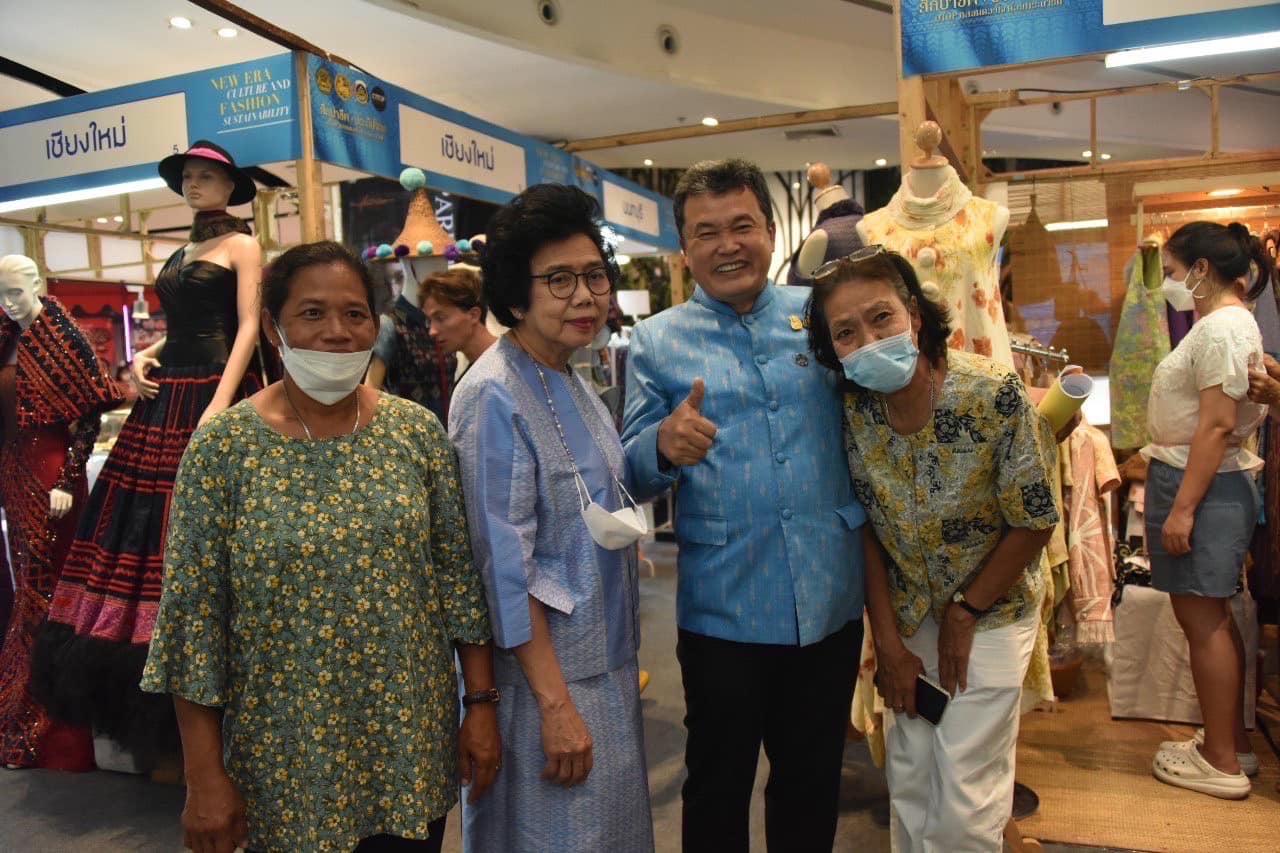 ปลัดมหาดไทยจับมือนายกสมาคมแม่บ้านมหาดไทย แถลงข่าวการจัดงาน “ศิลปาชีพประทีปไทย OTOP หลอมดวงใจ ด้วยพระบารมี” ปี 2566 ภายใต้แนวคิด “ผ้าทอไทย สายใยแห่งพระเมตตา สร้างอาชีพปวงประชา อย่างยั่งยืน” ชวนชมและเลือกซื้อผลิตภัณฑ์หัตถศิลป์อันทรงคุณค่าและสุดยอดสินค้า OTOP ทั่วไทย ชม ช้อป ชิม แชะ เช็คอิน 12 – 20 ส.ค. 66 ณ ชาเลนเจอร์ 1-3 อิมแพ็ค เมืองทองธานี