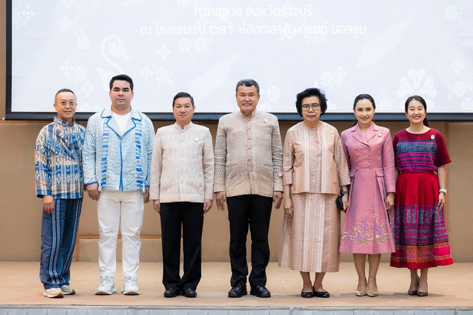 ปลัด มท. และนายกแม่บ้าน มท. เปิดการประกวดผ้าลายพระราชทาน “ผ้าลายดอกรักราชกัญญา” และงานหัตถกรรม ภาคกลาง ย้ำ ทุกภาคส่วนต้องร่วมกันสืบสาน รักษา ต่อยอด ถ่ายทอดภูมิปัญญาสู่คนรุ่นใหม่เพื่อส่งเสริมการใช้ผ้าไทยให้ยั่งยืน