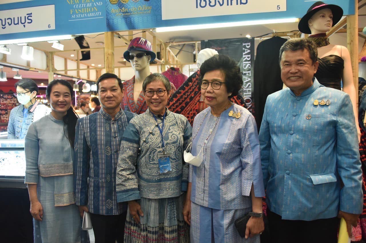 ปลัดมหาดไทยจับมือนายกสมาคมแม่บ้านมหาดไทย แถลงข่าวการจัดงาน “ศิลปาชีพประทีปไทย OTOP หลอมดวงใจ ด้วยพระบารมี” ปี 2566 ภายใต้แนวคิด “ผ้าทอไทย สายใยแห่งพระเมตตา สร้างอาชีพปวงประชา อย่างยั่งยืน” ชวนชมและเลือกซื้อผลิตภัณฑ์หัตถศิลป์อันทรงคุณค่าและสุดยอดสินค้า OTOP ทั่วไทย ชม ช้อป ชิม แชะ เช็คอิน 12 – 20 ส.ค. 66 ณ ชาเลนเจอร์ 1-3 อิมแพ็ค เมืองทองธานี