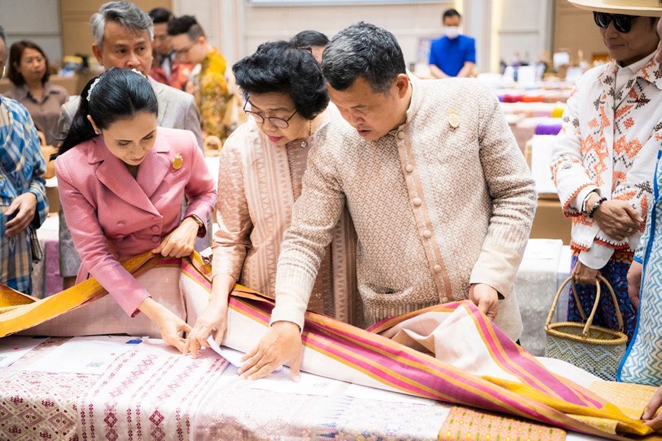 ปลัด มท. และนายกแม่บ้าน มท. เปิดการประกวดผ้าลายพระราชทาน “ผ้าลายดอกรักราชกัญญา” และงานหัตถกรรม ภาคกลาง ย้ำ ทุกภาคส่วนต้องร่วมกันสืบสาน รักษา ต่อยอด ถ่ายทอดภูมิปัญญาสู่คนรุ่นใหม่เพื่อส่งเสริมการใช้ผ้าไทยให้ยั่งยืน