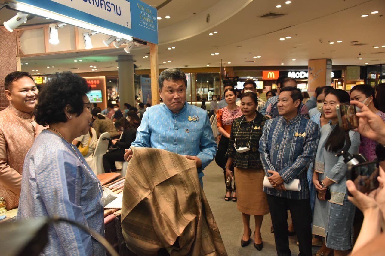 ปลัดมหาดไทยจับมือนายกสมาคมแม่บ้านมหาดไทย แถลงข่าวการจัดงาน “ศิลปาชีพประทีปไทย OTOP หลอมดวงใจ ด้วยพระบารมี” ปี 2566 ภายใต้แนวคิด “ผ้าทอไทย สายใยแห่งพระเมตตา สร้างอาชีพปวงประชา อย่างยั่งยืน” ชวนชมและเลือกซื้อผลิตภัณฑ์หัตถศิลป์อันทรงคุณค่าและสุดยอดสินค้า OTOP ทั่วไทย ชม ช้อป ชิม แชะ เช็คอิน 12 – 20 ส.ค. 66 ณ ชาเลนเจอร์ 1-3 อิมแพ็ค เมืองทองธานี