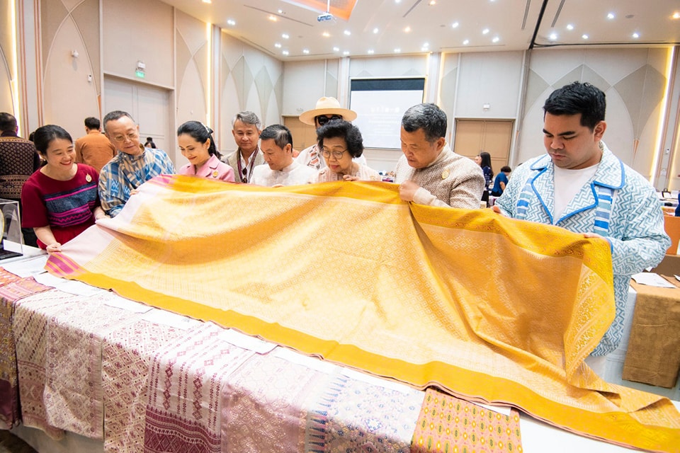 ปลัด มท. และนายกแม่บ้าน มท. เปิดการประกวดผ้าลายพระราชทาน “ผ้าลายดอกรักราชกัญญา” และงานหัตถกรรม ภาคกลาง ย้ำ ทุกภาคส่วนต้องร่วมกันสืบสาน รักษา ต่อยอด ถ่ายทอดภูมิปัญญาสู่คนรุ่นใหม่เพื่อส่งเสริมการใช้ผ้าไทยให้ยั่งยืน