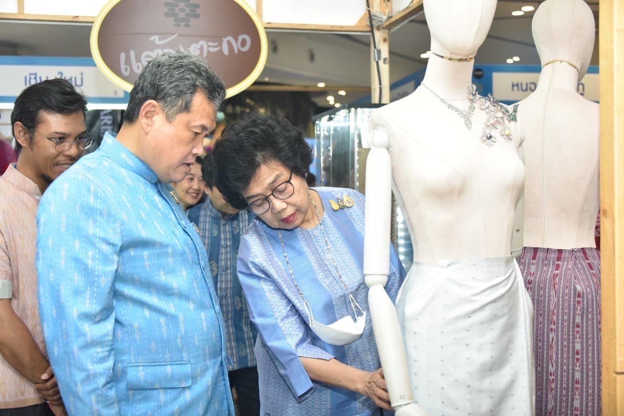 ปลัดมหาดไทยจับมือนายกสมาคมแม่บ้านมหาดไทย แถลงข่าวการจัดงาน “ศิลปาชีพประทีปไทย OTOP หลอมดวงใจ ด้วยพระบารมี” ปี 2566 ภายใต้แนวคิด “ผ้าทอไทย สายใยแห่งพระเมตตา สร้างอาชีพปวงประชา อย่างยั่งยืน” ชวนชมและเลือกซื้อผลิตภัณฑ์หัตถศิลป์อันทรงคุณค่าและสุดยอดสินค้า OTOP ทั่วไทย ชม ช้อป ชิม แชะ เช็คอิน 12 – 20 ส.ค. 66 ณ ชาเลนเจอร์ 1-3 อิมแพ็ค เมืองทองธานี