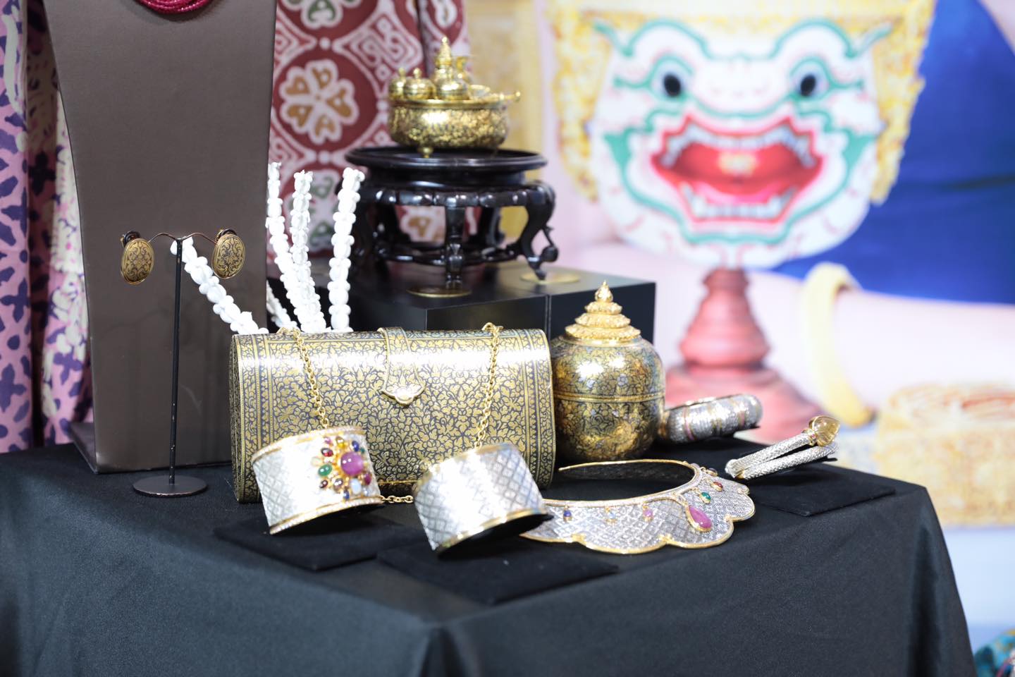 นายกรัฐมนตรี ชื่นชมผ้าไทย สินค้า OTOP พร้อมเชิญชวนคนไทยชมและเลือกซื้อ ผลงานหัตถศิลป์อันทรงคุณค่า พร้อมอร่อยล้ำกับ OTOP ชวนชิม ในงานศิลปาชีพประทีปไทย OTOP หลอมดวงใจ ด้วยพระบารมี 12–20 สิงหาคมนี้ ณ อาคารชาเลนเจอร์ 1-3 อิมแพค เมืองทองธานี