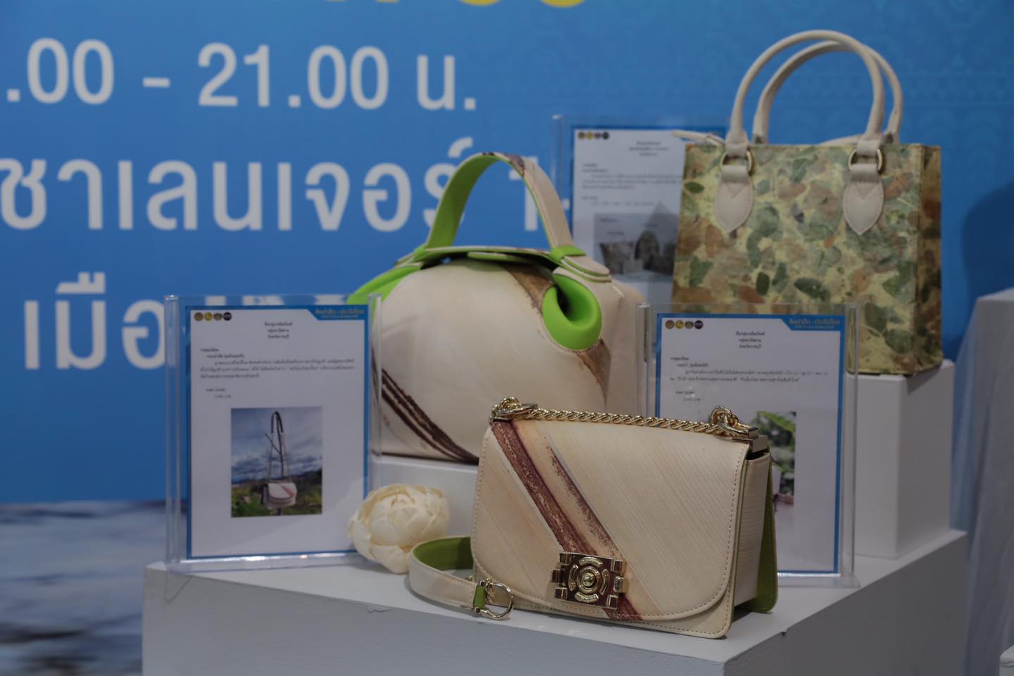 นายกรัฐมนตรี ชื่นชมผ้าไทย สินค้า OTOP พร้อมเชิญชวนคนไทยชมและเลือกซื้อ ผลงานหัตถศิลป์อันทรงคุณค่า พร้อมอร่อยล้ำกับ OTOP ชวนชิม ในงานศิลปาชีพประทีปไทย OTOP หลอมดวงใจ ด้วยพระบารมี 12–20 สิงหาคมนี้ ณ อาคารชาเลนเจอร์ 1-3 อิมแพค เมืองทองธานี