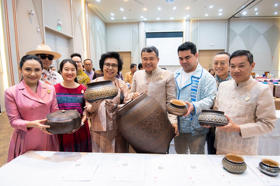 ปลัด มท. และนายกแม่บ้าน มท. เปิดการประกวดผ้าลายพระราชทาน “ผ้าลายดอกรักราชกัญญา” และงานหัตถกรรม ภาคกลาง ย้ำ ทุกภาคส่วนต้องร่วมกันสืบสาน รักษา ต่อยอด ถ่ายทอดภูมิปัญญาสู่คนรุ่นใหม่เพื่อส่งเสริมการใช้ผ้าไทยให้ยั่งยืน