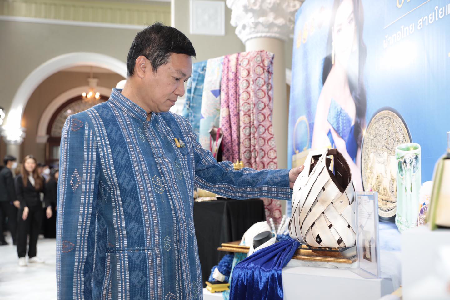 นายกรัฐมนตรี ชื่นชมผ้าไทย สินค้า OTOP พร้อมเชิญชวนคนไทยชมและเลือกซื้อ ผลงานหัตถศิลป์อันทรงคุณค่า พร้อมอร่อยล้ำกับ OTOP ชวนชิม ในงานศิลปาชีพประทีปไทย OTOP หลอมดวงใจ ด้วยพระบารมี 12–20 สิงหาคมนี้ ณ อาคารชาเลนเจอร์ 1-3 อิมแพค เมืองทองธานี