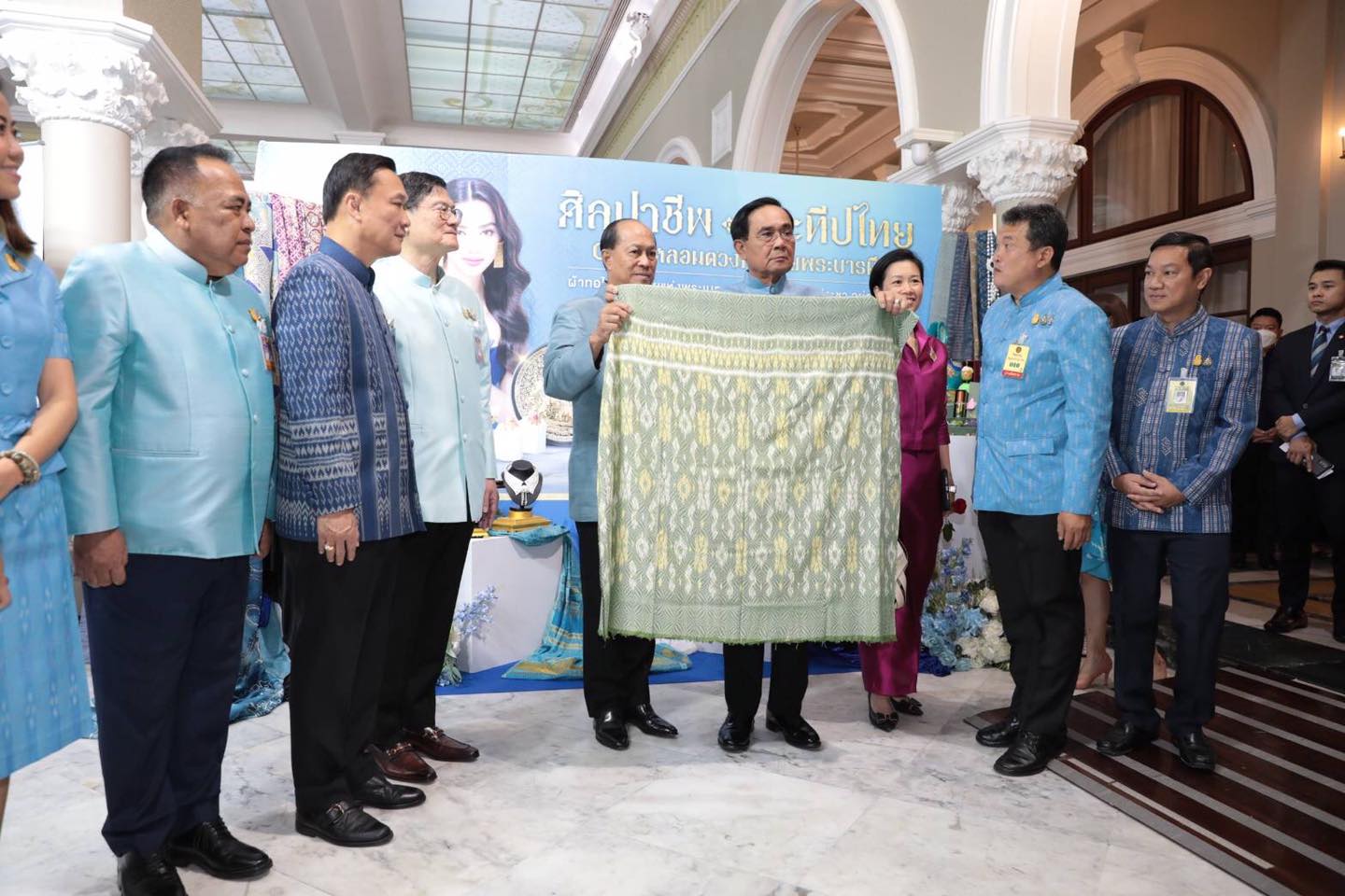 นายกรัฐมนตรี ชื่นชมผ้าไทย สินค้า OTOP พร้อมเชิญชวนคนไทยชมและเลือกซื้อ ผลงานหัตถศิลป์อันทรงคุณค่า พร้อมอร่อยล้ำกับ OTOP ชวนชิม ในงานศิลปาชีพประทีปไทย OTOP หลอมดวงใจ ด้วยพระบารมี 12–20 สิงหาคมนี้ ณ อาคารชาเลนเจอร์ 1-3 อิมแพค เมืองทองธานี