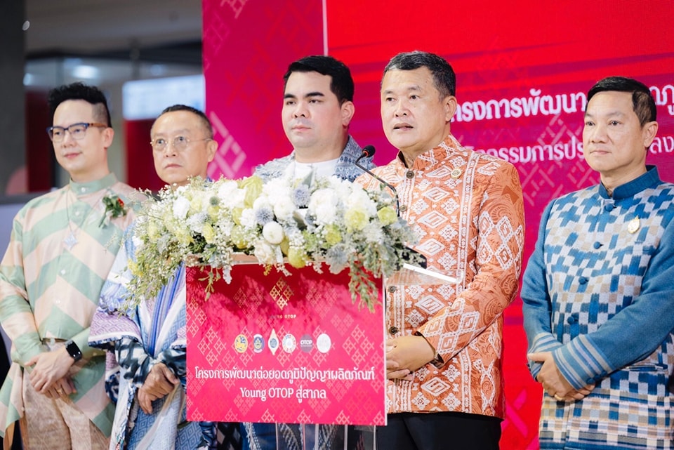 กรมการพัฒนาชุมชน จัดประกวด โชว์ผลงานการพัฒนาผลิตภัณฑ์ของเยาวชน Young OTOP ต่อยอดภูมิปัญญาผลิตภัณฑ์ OTOP สู่สากล เพื่อรับรางวัลต้นกล้านารีรัตน