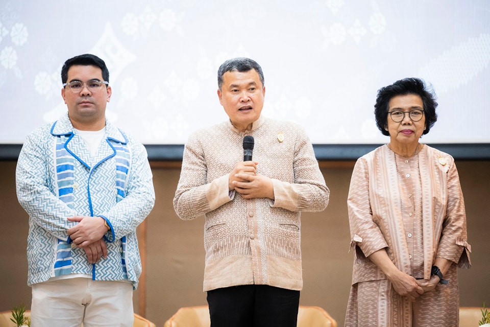 ปลัด มท. และนายกแม่บ้าน มท. เปิดการประกวดผ้าลายพระราชทาน “ผ้าลายดอกรักราชกัญญา” และงานหัตถกรรม ภาคกลาง ย้ำ ทุกภาคส่วนต้องร่วมกันสืบสาน รักษา ต่อยอด ถ่ายทอดภูมิปัญญาสู่คนรุ่นใหม่เพื่อส่งเสริมการใช้ผ้าไทยให้ยั่งยืน