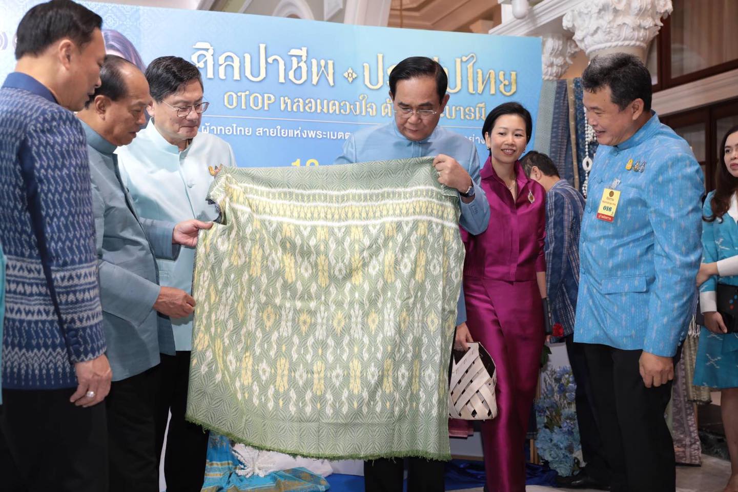 นายกรัฐมนตรี ชื่นชมผ้าไทย สินค้า OTOP พร้อมเชิญชวนคนไทยชมและเลือกซื้อ ผลงานหัตถศิลป์อันทรงคุณค่า พร้อมอร่อยล้ำกับ OTOP ชวนชิม ในงานศิลปาชีพประทีปไทย OTOP หลอมดวงใจ ด้วยพระบารมี 12–20 สิงหาคมนี้ ณ อาคารชาเลนเจอร์ 1-3 อิมแพค เมืองทองธานี