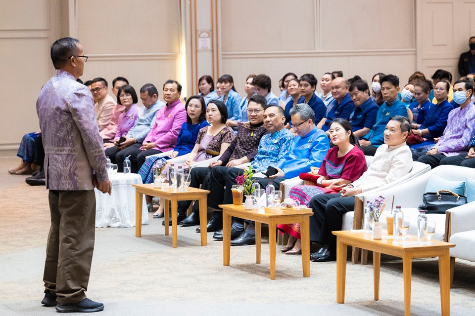 ปลัด มท. และนายกแม่บ้าน มท. เปิดการประกวดผ้าลายพระราชทาน “ผ้าลายดอกรักราชกัญญา” และงานหัตถกรรม ภาคกลาง ย้ำ ทุกภาคส่วนต้องร่วมกันสืบสาน รักษา ต่อยอด ถ่ายทอดภูมิปัญญาสู่คนรุ่นใหม่เพื่อส่งเสริมการใช้ผ้าไทยให้ยั่งยืน