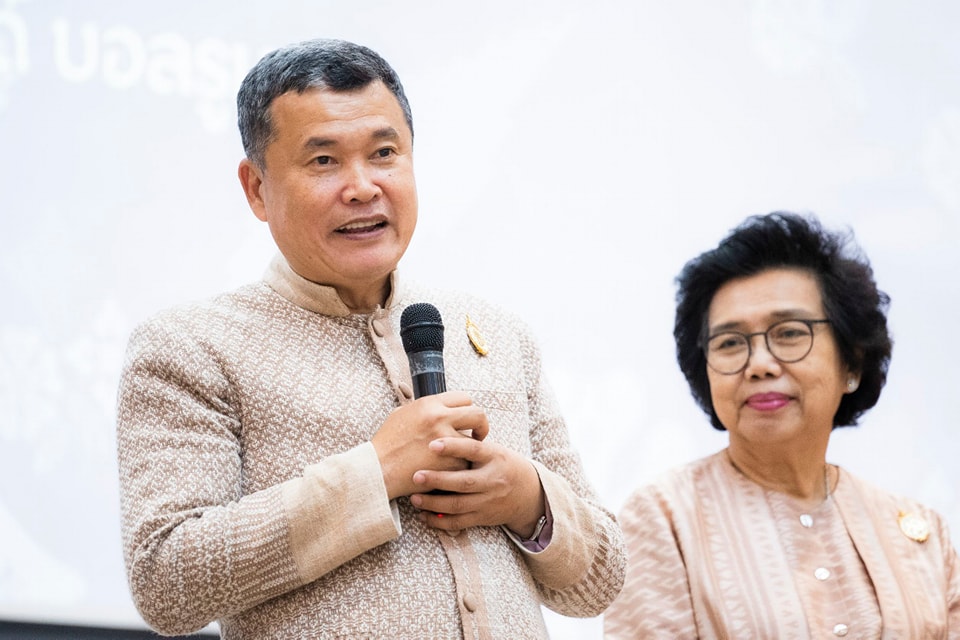 ปลัด มท. และนายกแม่บ้าน มท. เปิดการประกวดผ้าลายพระราชทาน “ผ้าลายดอกรักราชกัญญา” และงานหัตถกรรม ภาคกลาง ย้ำ ทุกภาคส่วนต้องร่วมกันสืบสาน รักษา ต่อยอด ถ่ายทอดภูมิปัญญาสู่คนรุ่นใหม่เพื่อส่งเสริมการใช้ผ้าไทยให้ยั่งยืน