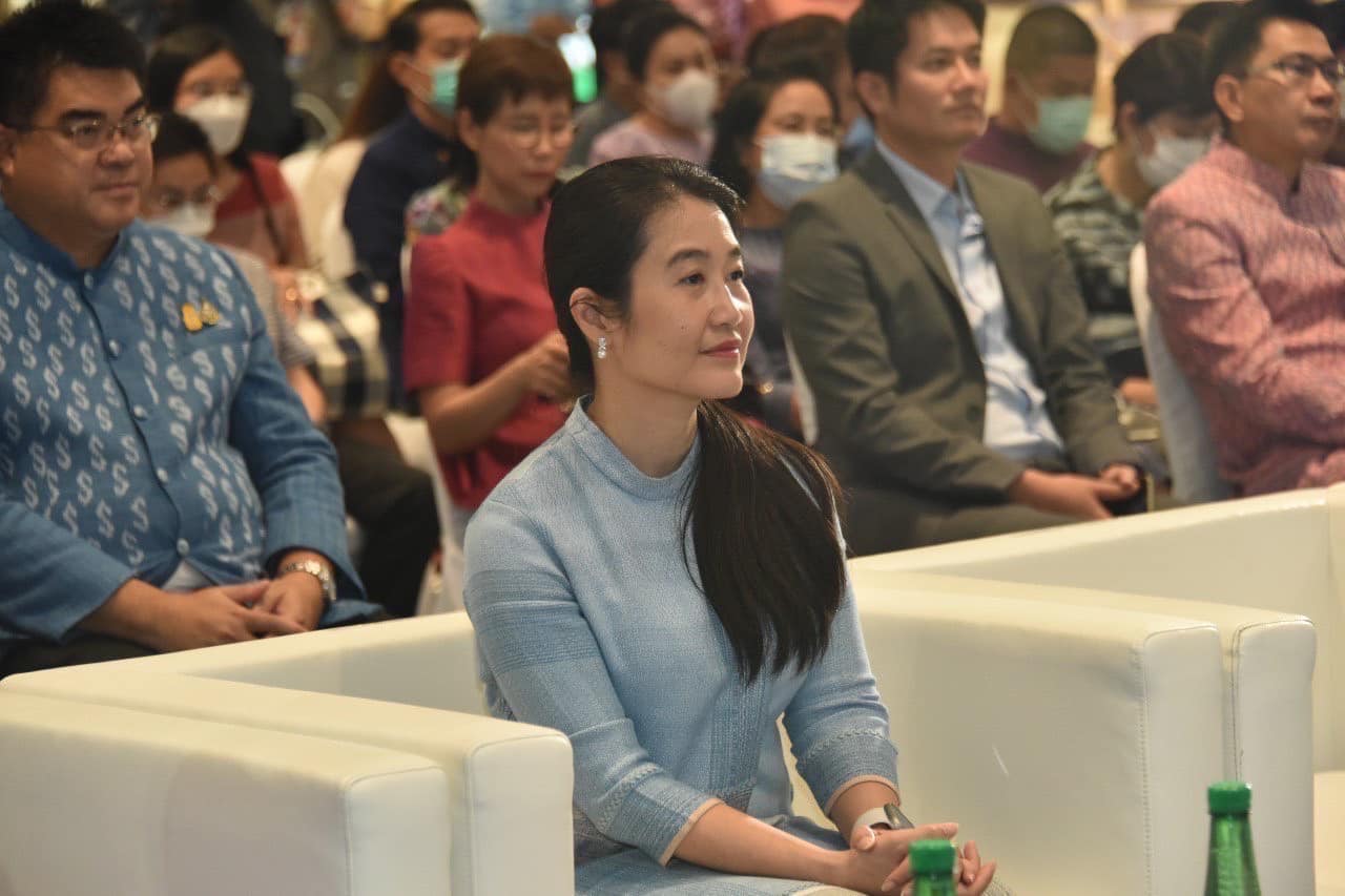 ปลัดมหาดไทยจับมือนายกสมาคมแม่บ้านมหาดไทย แถลงข่าวการจัดงาน “ศิลปาชีพประทีปไทย OTOP หลอมดวงใจ ด้วยพระบารมี” ปี 2566 ภายใต้แนวคิด “ผ้าทอไทย สายใยแห่งพระเมตตา สร้างอาชีพปวงประชา อย่างยั่งยืน” ชวนชมและเลือกซื้อผลิตภัณฑ์หัตถศิลป์อันทรงคุณค่าและสุดยอดสินค้า OTOP ทั่วไทย ชม ช้อป ชิม แชะ เช็คอิน 12 – 20 ส.ค. 66 ณ ชาเลนเจอร์ 1-3 อิมแพ็ค เมืองทองธานี