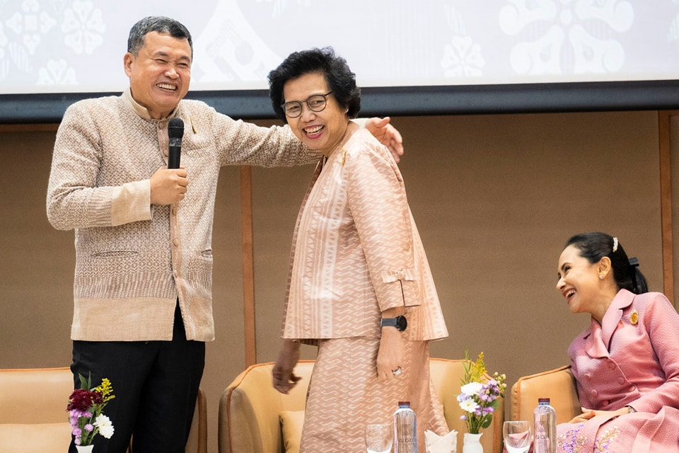 ปลัด มท. และนายกแม่บ้าน มท. เปิดการประกวดผ้าลายพระราชทาน “ผ้าลายดอกรักราชกัญญา” และงานหัตถกรรม ภาคกลาง ย้ำ ทุกภาคส่วนต้องร่วมกันสืบสาน รักษา ต่อยอด ถ่ายทอดภูมิปัญญาสู่คนรุ่นใหม่เพื่อส่งเสริมการใช้ผ้าไทยให้ยั่งยืน