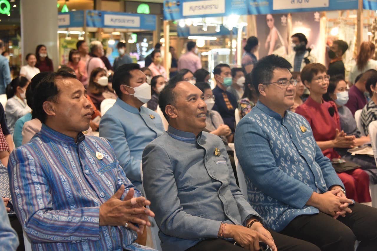 ปลัดมหาดไทยจับมือนายกสมาคมแม่บ้านมหาดไทย แถลงข่าวการจัดงาน “ศิลปาชีพประทีปไทย OTOP หลอมดวงใจ ด้วยพระบารมี” ปี 2566 ภายใต้แนวคิด “ผ้าทอไทย สายใยแห่งพระเมตตา สร้างอาชีพปวงประชา อย่างยั่งยืน” ชวนชมและเลือกซื้อผลิตภัณฑ์หัตถศิลป์อันทรงคุณค่าและสุดยอดสินค้า OTOP ทั่วไทย ชม ช้อป ชิม แชะ เช็คอิน 12 – 20 ส.ค. 66 ณ ชาเลนเจอร์ 1-3 อิมแพ็ค เมืองทองธานี