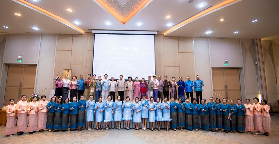ปลัด มท. และนายกแม่บ้าน มท. เปิดการประกวดผ้าลายพระราชทาน “ผ้าลายดอกรักราชกัญญา” และงานหัตถกรรม ภาคกลาง ย้ำ ทุกภาคส่วนต้องร่วมกันสืบสาน รักษา ต่อยอด ถ่ายทอดภูมิปัญญาสู่คนรุ่นใหม่เพื่อส่งเสริมการใช้ผ้าไทยให้ยั่งยืน