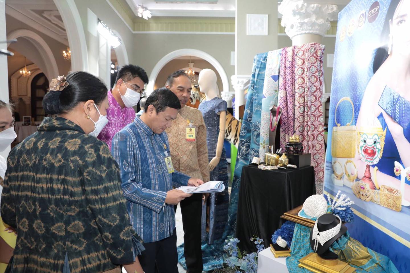 นายกรัฐมนตรี ชื่นชมผ้าไทย สินค้า OTOP พร้อมเชิญชวนคนไทยชมและเลือกซื้อ ผลงานหัตถศิลป์อันทรงคุณค่า พร้อมอร่อยล้ำกับ OTOP ชวนชิม ในงานศิลปาชีพประทีปไทย OTOP หลอมดวงใจ ด้วยพระบารมี 12–20 สิงหาคมนี้ ณ อาคารชาเลนเจอร์ 1-3 อิมแพค เมืองทองธานี