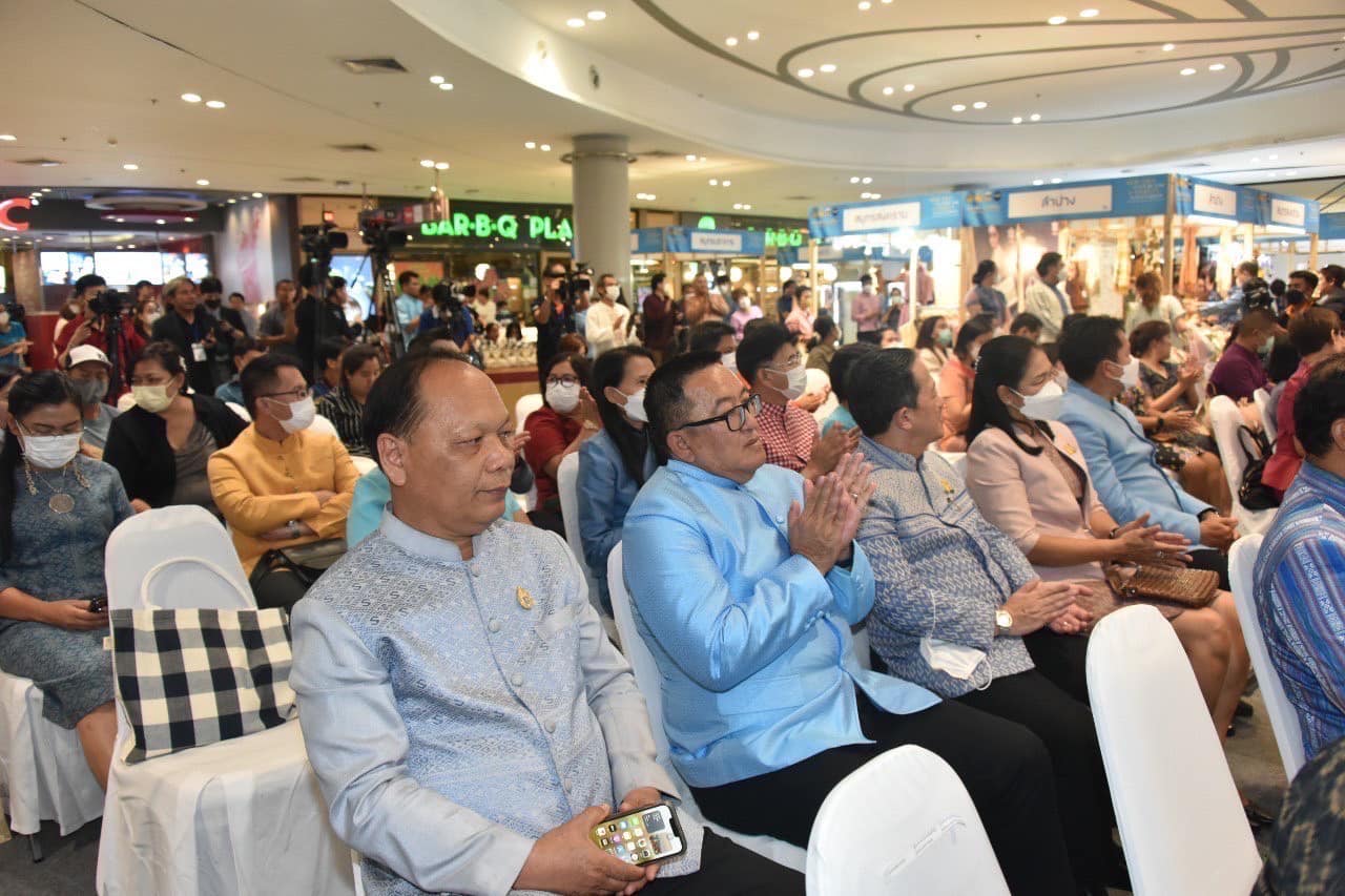 ปลัดมหาดไทยจับมือนายกสมาคมแม่บ้านมหาดไทย แถลงข่าวการจัดงาน “ศิลปาชีพประทีปไทย OTOP หลอมดวงใจ ด้วยพระบารมี” ปี 2566 ภายใต้แนวคิด “ผ้าทอไทย สายใยแห่งพระเมตตา สร้างอาชีพปวงประชา อย่างยั่งยืน” ชวนชมและเลือกซื้อผลิตภัณฑ์หัตถศิลป์อันทรงคุณค่าและสุดยอดสินค้า OTOP ทั่วไทย ชม ช้อป ชิม แชะ เช็คอิน 12 – 20 ส.ค. 66 ณ ชาเลนเจอร์ 1-3 อิมแพ็ค เมืองทองธานี