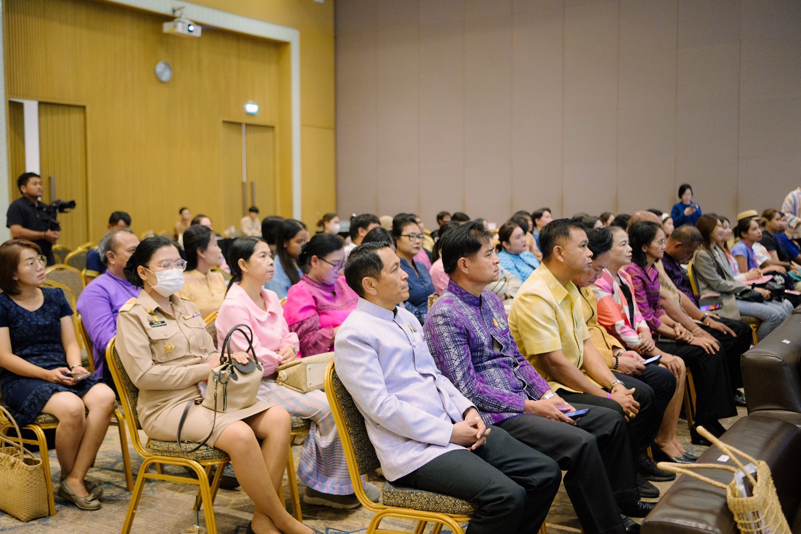 นายวรงค์ แสงเมือง รองอธิบดีกรมการพัฒนาชุมชน เป็นประธานเปิดกิจกรรมการอบรมเชิงปฏิบัติการด้านการพัฒนาต่อยอดภูมิปัญญาผลิตภัณฑ์ Young OTOP สู่สากล ตามโครงการพัฒนาต่อยอดภูมิปัญญาผลิตภัณฑ์ Young OTOP สู่สากล