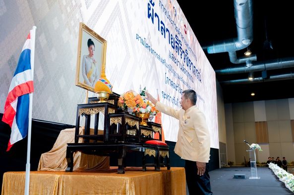มท. ปิดท้ายการประกวดผ้าลายพระราชทาน “ผ้าลายสิริวชิราภรณ์” และงานหัตถกรรมระดับ ภาคตะวันออกฉียงเหนือ ตามโครงการส่งเสริมภูมิปัญญาและพัฒนาศักยภาพผ้าไทยและงานหัตถกรรม สู่การเป็นแฟชั่นแห่งความยั่งยืน