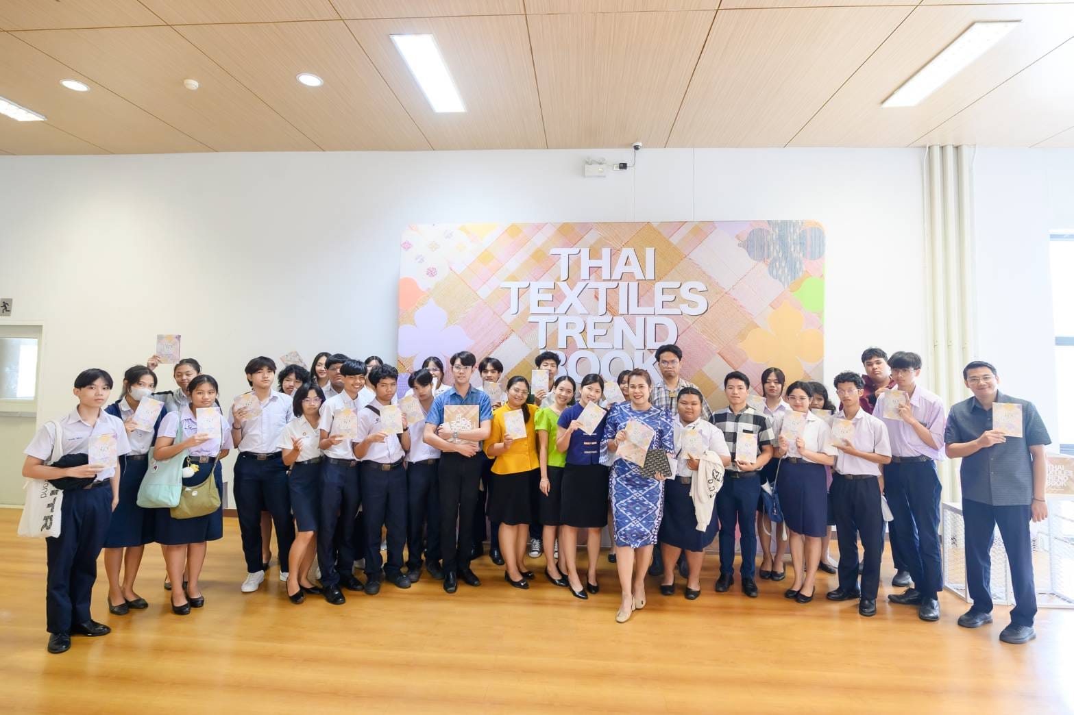 พช. รุดหน้าปลุกกระแสเทรนด์สีสไตล์ไทย จัดประชุมวิชาการ Symposium การพัฒนาองค์ความรู้เพื่อการพัฒนาผลิตภัณฑ์สู่สากล ประจำปี 2567 Thai Textiles Trend Book Spring/Summer 2025 จุดดำเนินการที่ 3 จังหวัดขอนแก่น