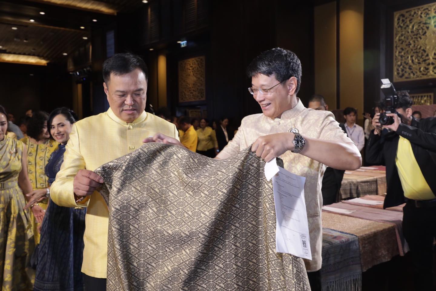 อนุทิน” เปิดการประกวดผ้าลายพระราชทาน “ผ้าลายสิริวชิราภรณ์” รอบรองชนะเลิศ เน้นย้ำข้าราชการมหาดไทยน้อมนำพระดำริทูลกระหม่อมสิริวัณณวรีฯ ต่อยอดคุณค่าของผ้าไทย สร้างรายได้พี่น้องประชาชนจากภูมิปัญญาท้องถิ่น