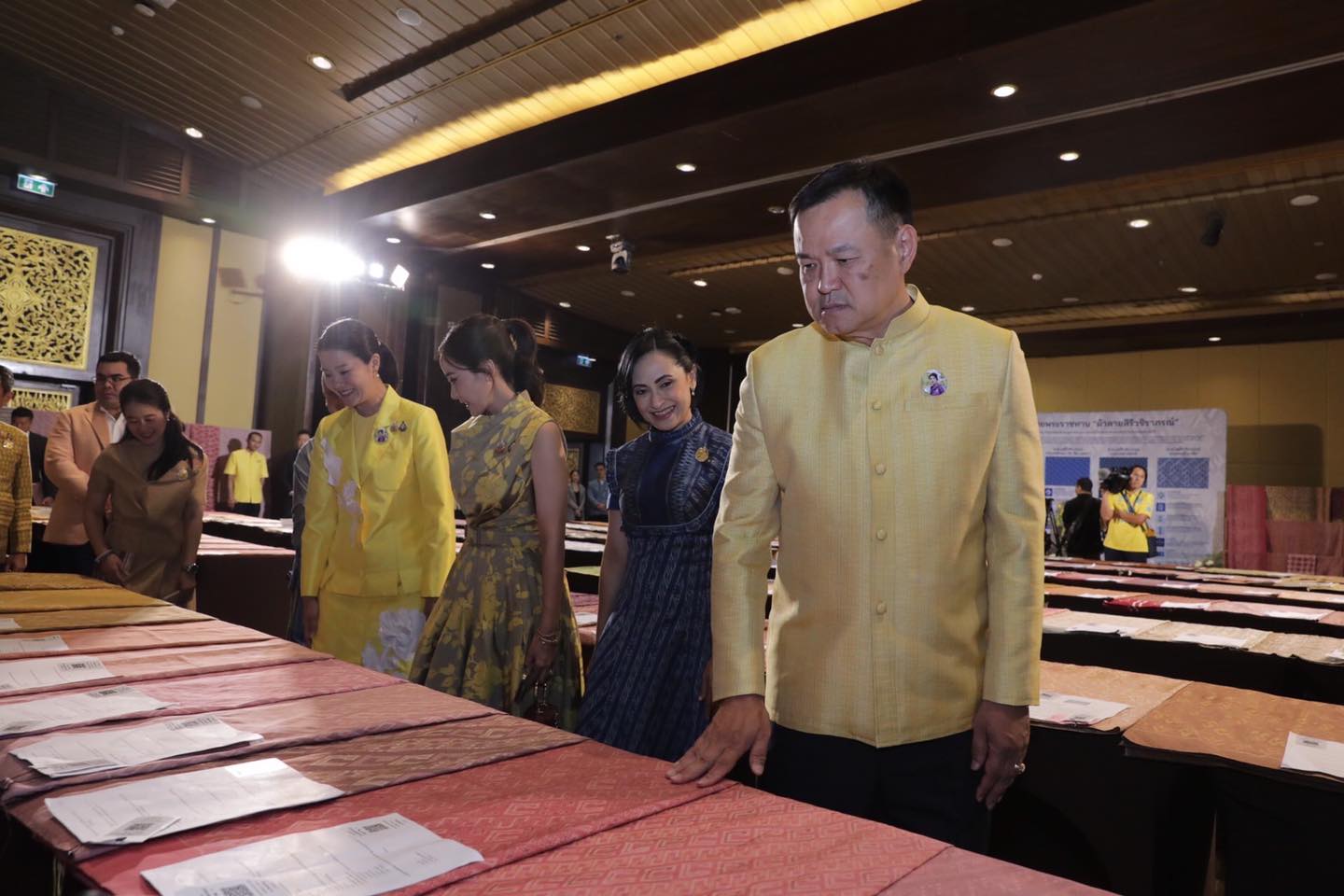 อนุทิน” เปิดการประกวดผ้าลายพระราชทาน “ผ้าลายสิริวชิราภรณ์” รอบรองชนะเลิศ เน้นย้ำข้าราชการมหาดไทยน้อมนำพระดำริทูลกระหม่อมสิริวัณณวรีฯ ต่อยอดคุณค่าของผ้าไทย สร้างรายได้พี่น้องประชาชนจากภูมิปัญญาท้องถิ่น