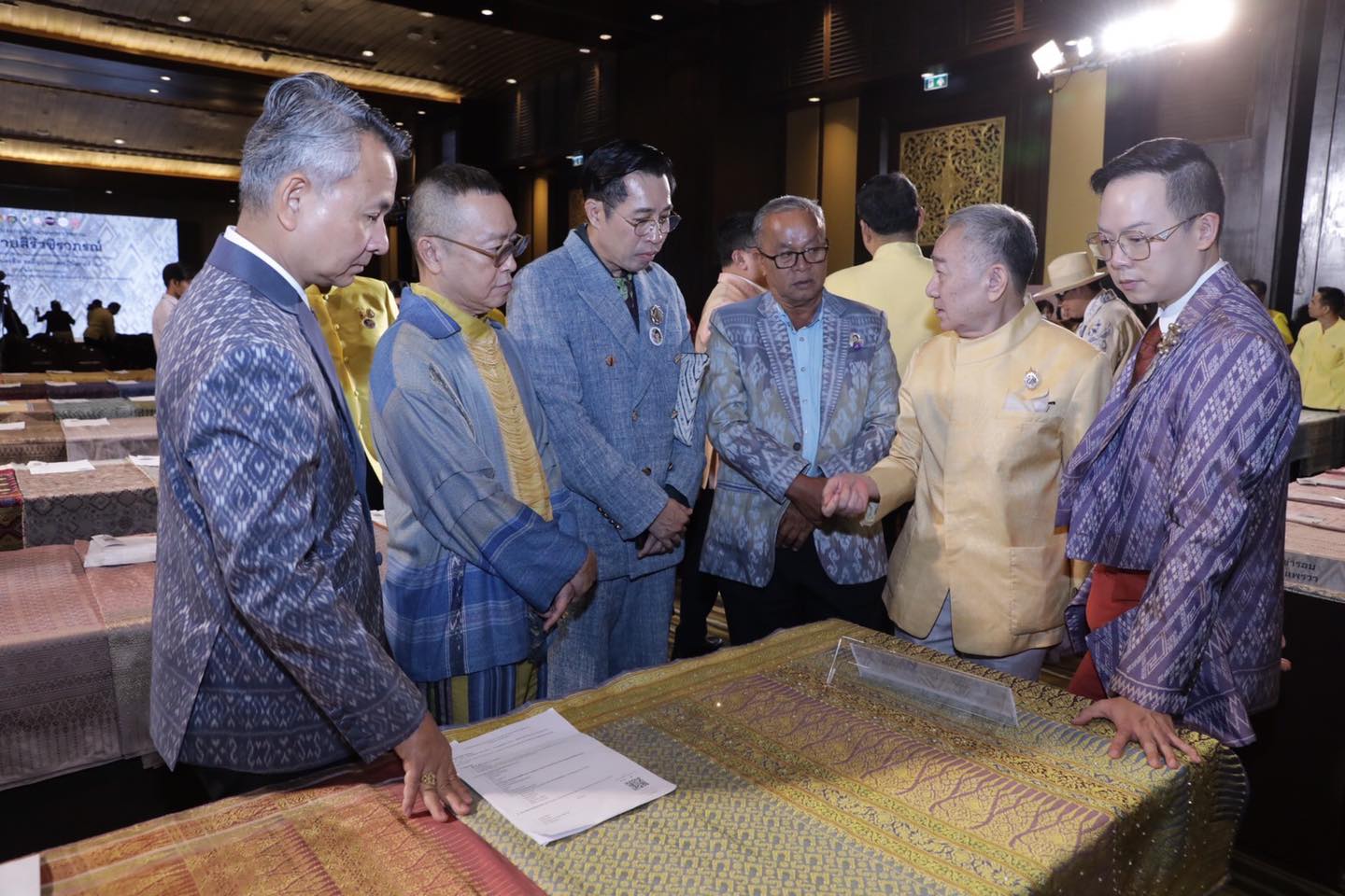 อนุทิน” เปิดการประกวดผ้าลายพระราชทาน “ผ้าลายสิริวชิราภรณ์” รอบรองชนะเลิศ เน้นย้ำข้าราชการมหาดไทยน้อมนำพระดำริทูลกระหม่อมสิริวัณณวรีฯ ต่อยอดคุณค่าของผ้าไทย สร้างรายได้พี่น้องประชาชนจากภูมิปัญญาท้องถิ่น