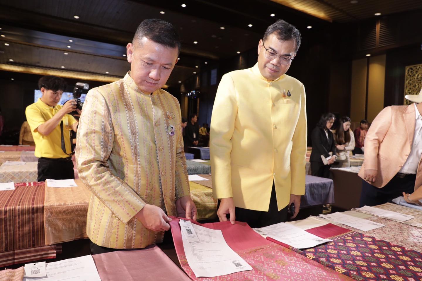 อนุทิน” เปิดการประกวดผ้าลายพระราชทาน “ผ้าลายสิริวชิราภรณ์” รอบรองชนะเลิศ เน้นย้ำข้าราชการมหาดไทยน้อมนำพระดำริทูลกระหม่อมสิริวัณณวรีฯ ต่อยอดคุณค่าของผ้าไทย สร้างรายได้พี่น้องประชาชนจากภูมิปัญญาท้องถิ่น